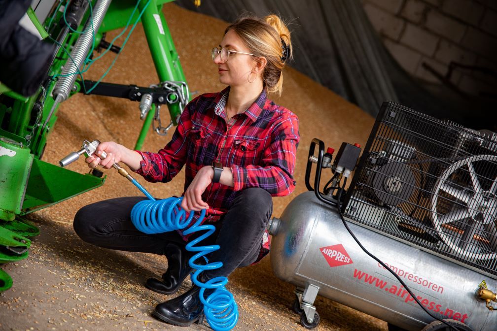 10-bar gasoline compressor in use for agriculture